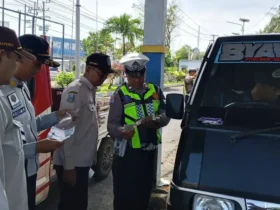Personel Satlantas Polresta Banyuwangi bersama Dinas Perhubungan Provinsi Jawa Timur, PT Jasa Raharja Kabupaten Banyuwangi, dan Bapenda Kabupaten Banyuwangi, saat gelar operasi gabungan di Terminal Brawijaya Banyuwangi, Kamis (23/4/2026) (foto: dok Satlantas Polresta Banyuwangi)