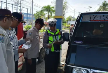 Personel Satlantas Polresta Banyuwangi bersama Dinas Perhubungan Provinsi Jawa Timur, PT Jasa Raharja Kabupaten Banyuwangi, dan Bapenda Kabupaten Banyuwangi, saat gelar operasi gabungan di Terminal Brawijaya Banyuwangi, Kamis (23/4/2026) (foto: dok Satlantas Polresta Banyuwangi)