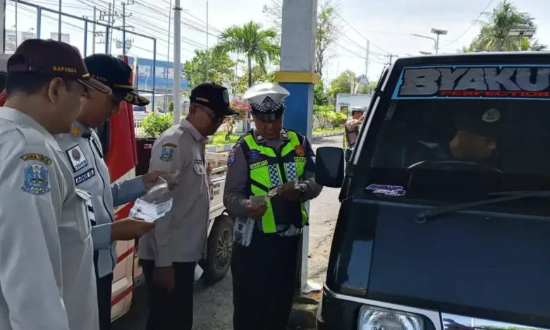 Personel Satlantas Polresta Banyuwangi bersama Dinas Perhubungan Provinsi Jawa Timur, PT Jasa Raharja Kabupaten Banyuwangi, dan Bapenda Kabupaten Banyuwangi, saat gelar operasi gabungan di Terminal Brawijaya Banyuwangi, Kamis (23/4/2026) (foto: dok Satlantas Polresta Banyuwangi)