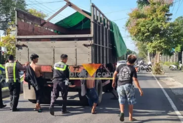 Polisi dibantu warga saat melakukan evakuasi truk gandeng yang mengalami laka tunggal di Jalan Gajah Mada, Kecamatan Giri, Banyuwangi, Jum'at (10/4/2026) (foto: Blok-a.com/Kuryanto)