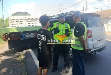 Polisi saat meminta keterangan saksi terkait lakalantas truk kontra mobil yang terjadi di Jalan Gatot Subroto, Kecamatan Kalipuro, Banyuwangi, Selasa (14/4/2026) (foto: Blok-a.com/Kuryanto)