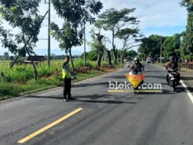 Polisi saat tunjukkan TKP insiden lakalantas adu banteng truk kontra motor hingga menelan satu korban jiwa, yang terjadi di Jalan Nasional Situbondo-Banyuwangi, Rabu (29/4/2026) (foto: Blok-a.com/Kuryanto)