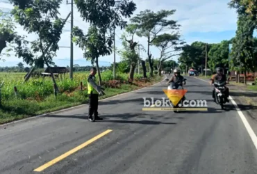 Polisi saat tunjukkan TKP insiden lakalantas adu banteng truk kontra motor hingga menelan satu korban jiwa, yang terjadi di Jalan Nasional Situbondo-Banyuwangi, Rabu (29/4/2026) (foto: Blok-a.com/Kuryanto)