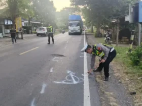 Piket lantas Polresta Banyuwangi saat lakukan olah TKP lakalantas truk Fuso kontra motor Honda Beat, di Kecamatan Wonsorejo, yang mengakibatkan dua korban tewas di tempat, Jum'at (17/4/2026)(dok Satlantas Polresta Banyuwangi)