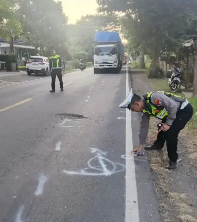 Piket lantas Polresta Banyuwangi saat lakukan olah TKP lakalantas truk Fuso kontra motor Honda Beat, di Kecamatan Wonsorejo, yang mengakibatkan dua korban tewas di tempat, Jum'at (17/4/2026)(dok Satlantas Polresta Banyuwangi)
