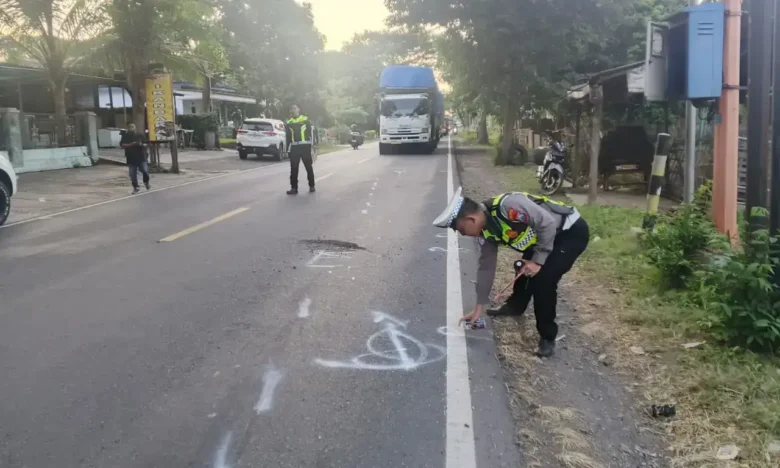Piket lantas Polresta Banyuwangi saat lakukan olah TKP lakalantas truk Fuso kontra motor Honda Beat, di Kecamatan Wonsorejo, yang mengakibatkan dua korban tewas di tempat, Jum'at (17/4/2026)(dok Satlantas Polresta Banyuwangi)