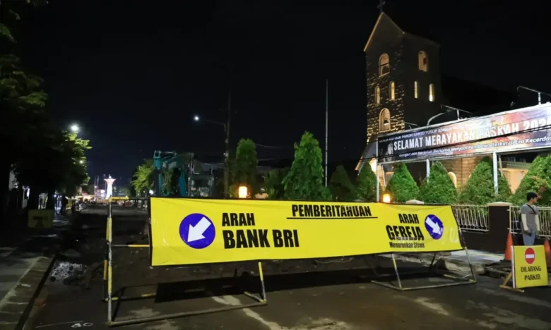 Penutupan sementara ruas jalan imbas proyek pembangunan jalan di kawasan food street Jember (foto: Ist)