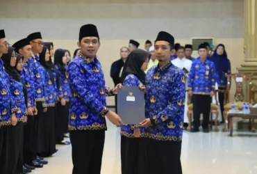 Bupati Jember saat memimpin pengambilan sumpah janji ASN baru Kabupaten Jember (foto: ist)