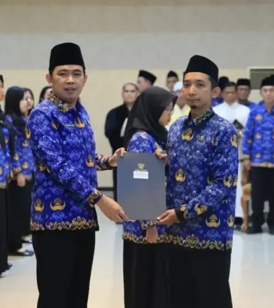 Bupati Jember saat memimpin pengambilan sumpah janji ASN baru Kabupaten Jember (foto: ist)