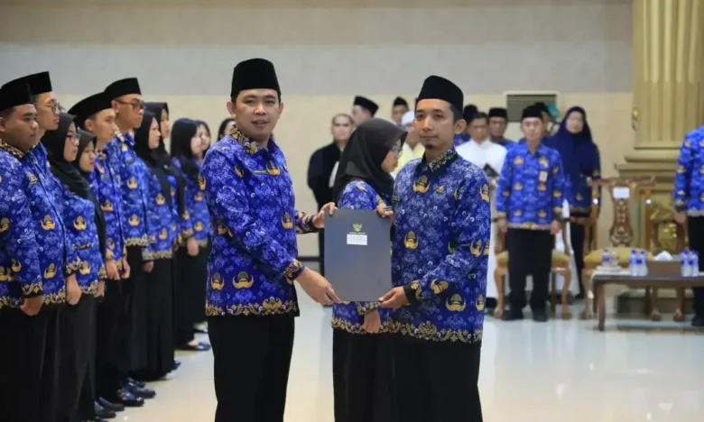 Bupati Jember saat memimpin pengambilan sumpah janji ASN baru Kabupaten Jember (foto: ist)