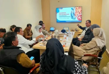 Wakil Ketua DPRD Banyuwangi, Michael Edy Hariyanto saat melakukan kunjungan kerja ke Dinas Perikanan bersama jajaran Komisi II, Senin (27/04/2026)(foto: Istimewa)