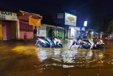 Situasi banjir di salah satu titik di Kecamatan Mumbulsari (foto: ist)