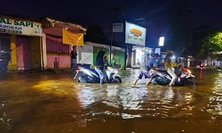 Situasi banjir di salah satu titik di Kecamatan Mumbulsari (foto: ist)