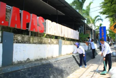 Sambut Hari Bhakti Pemasyarakatan ke-62, Lapas Banyuwangi felar aksi bersih-bersih lingkungan dan tempat ibadah, Kamis (9/4/2026) (foto: dok Humas Lapas)