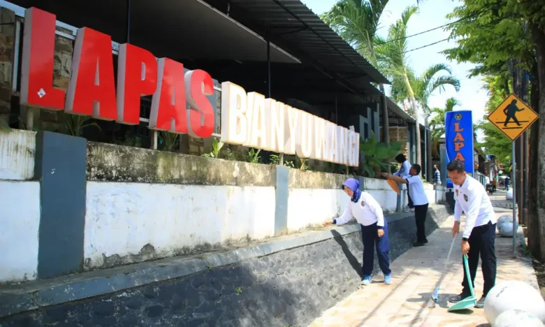 Sambut Hari Bhakti Pemasyarakatan ke-62, Lapas Banyuwangi felar aksi bersih-bersih lingkungan dan tempat ibadah, Kamis (9/4/2026) (foto: dok Humas Lapas)