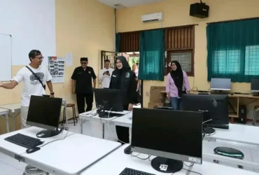 Bupati Ipuk Fiestiandani saat tinjau kesiapan tes TKA. (foto: Istimewa).