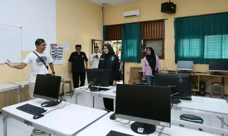 Bupati Ipuk Fiestiandani saat tinjau kesiapan tes TKA. (foto: Istimewa).