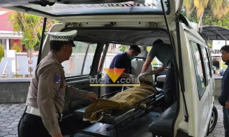 Polisi saat melakukan evakuasi korban tabrak lari yang meninggal di TKP di Jalan Raya Purwodadi-Pesanggaran, Rabu (1/4/2026) (foto: Blok-a.com/Kuryanto)