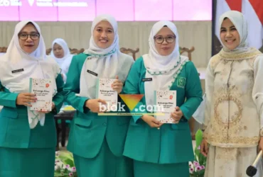 Ghyta Eka Puspita saat bersama dengan pengurus Fatayat NU Kencong, Kabupaten Jember usai pelantikan pengurus baru di Gedung Wahya Wibawa Graha , Minggu (26/04/2026) (foto: Blok-a.com/Rio)