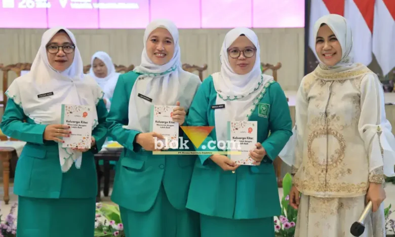 Ghyta Eka Puspita saat bersama dengan pengurus Fatayat NU Kencong, Kabupaten Jember usai pelantikan pengurus baru di Gedung Wahya Wibawa Graha , Minggu (26/04/2026) (foto: Blok-a.com/Rio)
