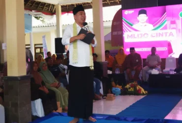 Bupati Jember Muhammad Fawait saat menjelaskan strategi pembangunan pertanian di Kabupaten Jember kepada masyarakat Desa Suco pada kegiatan Bunga Desaku (foto: ist)