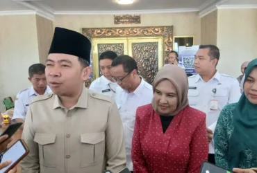 Bupati Jember Muhammad Fawait (kiri) saat memberikan keterangan pers usai acara diskusi "Sekolah Berdaya" di Pendopo Wahya Wibawa Graha (foto: