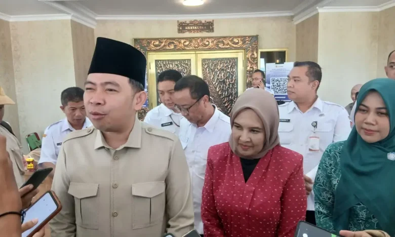 Bupati Jember Muhammad Fawait (kiri) saat memberikan keterangan pers usai acara diskusi "Sekolah Berdaya" di Pendopo Wahya Wibawa Graha (foto: