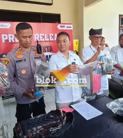 Kasat Reskrim Polresta Banyuwangi, Kompol Lanang Teguh Pambudi saat gelar konferensi pers kasus pencurian meteran air milik PUDAM di Mapolsek Banyuwangi kota, Rabu (22/4/2026)(foto: Blok-a.com/Kuryanto)