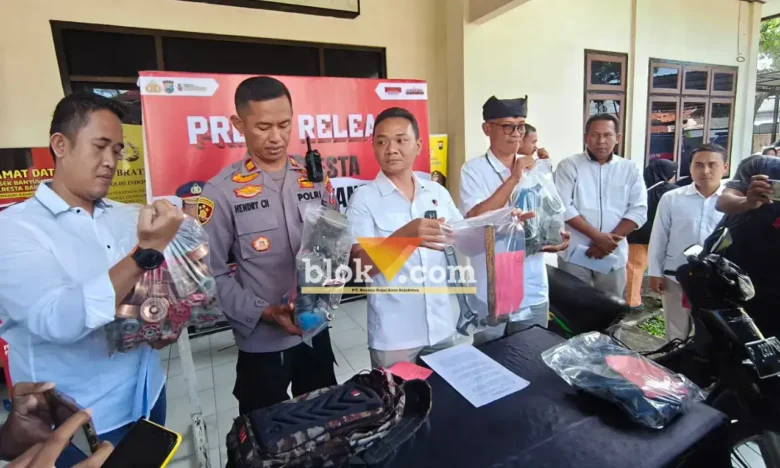 Kasat Reskrim Polresta Banyuwangi, Kompol Lanang Teguh Pambudi saat gelar konferensi pers kasus pencurian meteran air milik PUDAM di Mapolsek Banyuwangi kota, Rabu (22/4/2026)(foto: Blok-a.com/Kuryanto)