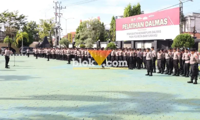 Jelang May Day 2026, Personel Polresta Banyuwangi gelar simulasi Sispam Mako dan latihan Dalmas, Selasa (28/4/2026)(foto: Blok-a.com/Kuryanto)