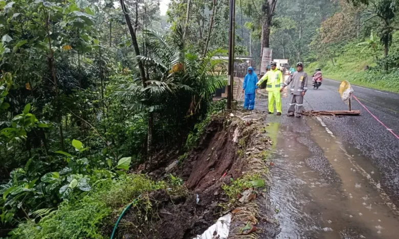Jajaran Polsek Kalibaru saat melakukan langkah mitigasi darurat pasca terjadinya tebing longsor di jalur nasional Gumitir KM 238, tepat di bawah ikon Patung Gandrung, Dusun Barurejo, Desa Kalibaru Manis, Rabu (8/4/2026) siang. (Foto: dok Polsek Kalibaru)
