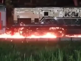 Tangkapan layar vidio viral percikan api terlihat dari roda lokomotif CC201 saat alami selip di jalur menanjak Kalibaru, Minggu (30/3/2026)
