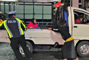 Potongan vidio aksi heroik Kanit Lantas Polsek Kalibaru, Banyuwangi Aipda Aries Prasetiyanto bersama anggota, saat mendorong mobil Pickup mogok. (dok Polsek Kalibaru)