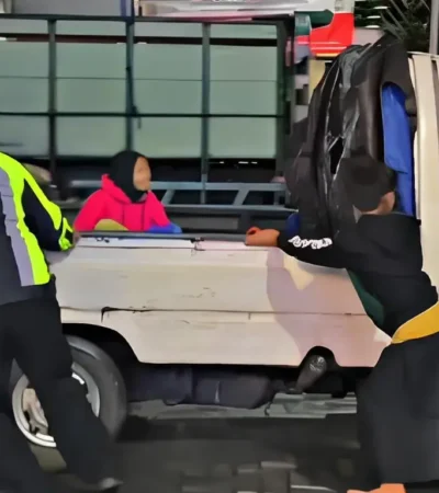 Potongan vidio aksi heroik Kanit Lantas Polsek Kalibaru, Banyuwangi Aipda Aries Prasetiyanto bersama anggota, saat mendorong mobil Pickup mogok. (dok Polsek Kalibaru)