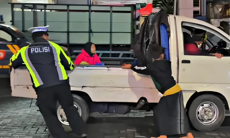 Potongan vidio aksi heroik Kanit Lantas Polsek Kalibaru, Banyuwangi Aipda Aries Prasetiyanto bersama anggota, saat mendorong mobil Pickup mogok. (dok Polsek Kalibaru)