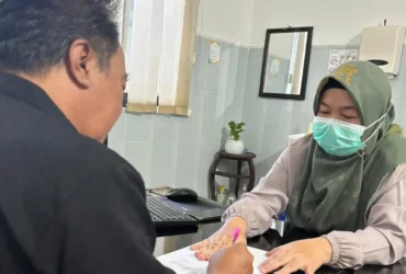 Pasien saat menjalani tes singkat-pemeriksaan kondisi mental (Mini-Mental State Examination atau MMSE) di Poli Saraf RSUD Genteng (foto: ist)