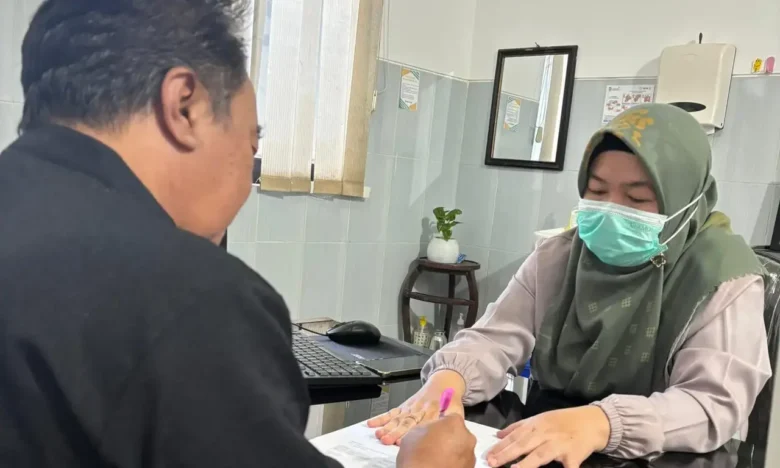 Pasien saat menjalani tes singkat-pemeriksaan kondisi mental (Mini-Mental State Examination atau MMSE) di Poli Saraf RSUD Genteng (foto: ist)