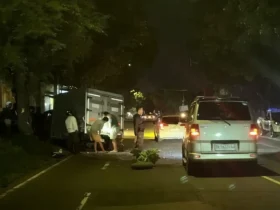 Polisi saat lakukan olah TKP laka adu banteng mobil Sigra kontra Pikup Mitsubishi L300 di Jalan Raya Banyuwangi-Rogojampi, Kecamatan Kabat, Jum'at (3/4/2026) (foto: dok Satlantas Polresta Banyuwangi)