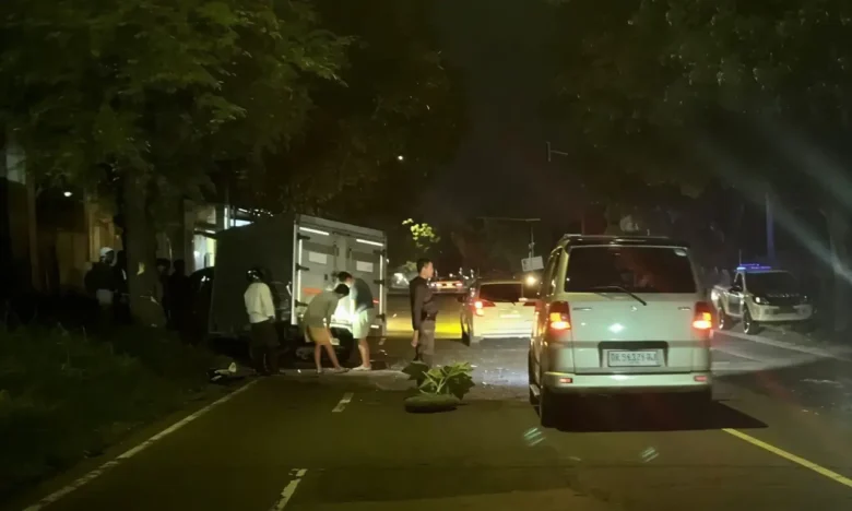 Polisi saat lakukan olah TKP laka adu banteng mobil Sigra kontra Pikup Mitsubishi L300 di Jalan Raya Banyuwangi-Rogojampi, Kecamatan Kabat, Jum'at (3/4/2026) (foto: dok Satlantas Polresta Banyuwangi)
