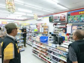 Satpol PP Banyuwangi saat bersosialisasi di toko ritel modern. (foto: istimewa)