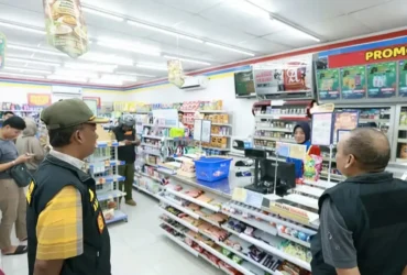 Satpol PP Banyuwangi saat bersosialisasi di toko ritel modern. (foto: istimewa)