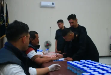 Lapas Banyuwangi bersinergi bersama TNI, Polri, dan BNNK, saat menggelar tes urine dadakan, Senin (6/4/2026) malam (foto: dok Humas Lapas)