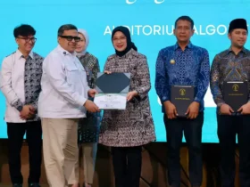 Bupati Banyuwangi, Ipuk Fiestiandani saat menerima penghargaan dari Universitas Brawijaya dan Badan Penyelenggara Jaminan Produk Halal (BPJPH). (foto: dok Pemkab)