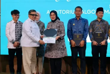 Bupati Banyuwangi, Ipuk Fiestiandani saat menerima penghargaan dari Universitas Brawijaya dan Badan Penyelenggara Jaminan Produk Halal (BPJPH). (foto: dok Pemkab)