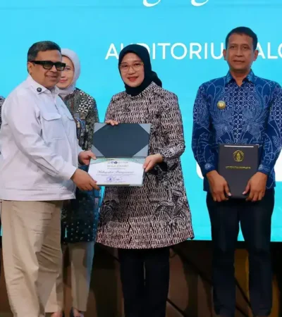 Bupati Banyuwangi, Ipuk Fiestiandani saat menerima penghargaan dari Universitas Brawijaya dan Badan Penyelenggara Jaminan Produk Halal (BPJPH). (foto: dok Pemkab)
