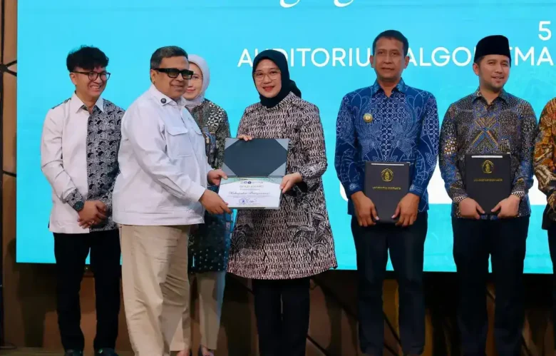 Bupati Banyuwangi, Ipuk Fiestiandani saat menerima penghargaan dari Universitas Brawijaya dan Badan Penyelenggara Jaminan Produk Halal (BPJPH). (foto: dok Pemkab)