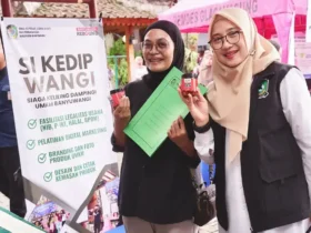 Bupati Banyuwangi saat bersama pelaku UMKM dalam program Si Kedip Wangi (foto: dok Pemkab).