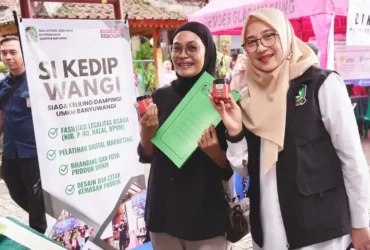 Bupati Banyuwangi saat bersama pelaku UMKM dalam program Si Kedip Wangi (foto: dok Pemkab).