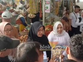 Bupati Ipuk Fiestiandani saat sosialisasi bebas pungutan retribusi pasar berlaku tiap akhir pekan (Sabtu dan Minggu), di Pasar Srono, Minggu (3/5/2026) (foto: Blok-a.com/Kuryanto)