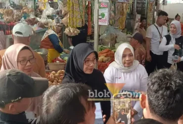 Bupati Ipuk Fiestiandani saat sosialisasi bebas pungutan retribusi pasar berlaku tiap akhir pekan (Sabtu dan Minggu), di Pasar Srono, Minggu (3/5/2026) (foto: Blok-a.com/Kuryanto)